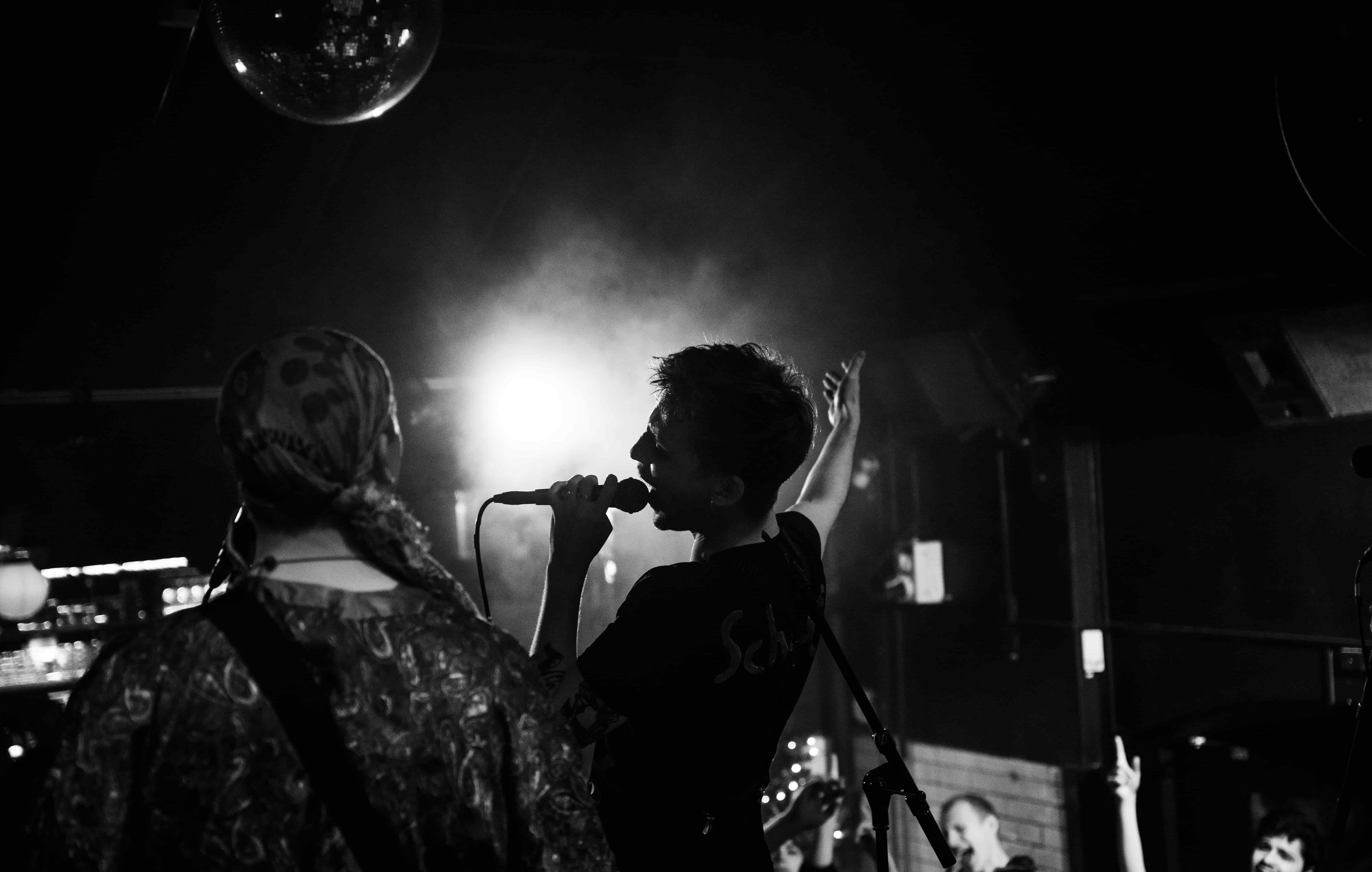 Schlagerpunkarna playing live